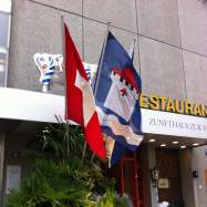 Restauranteingang mit Flaggen